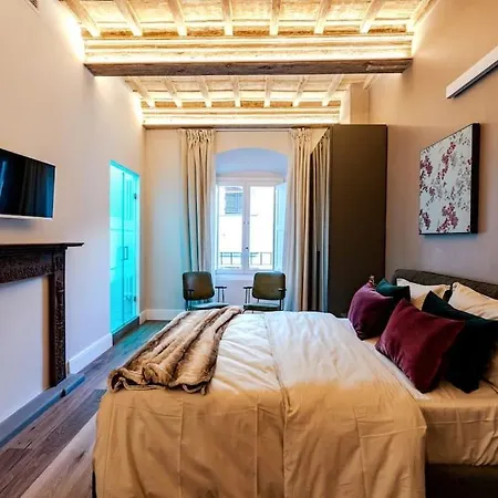Palazzo Dei Signori Luxury Design Loft Apt With View, Florence Apartment