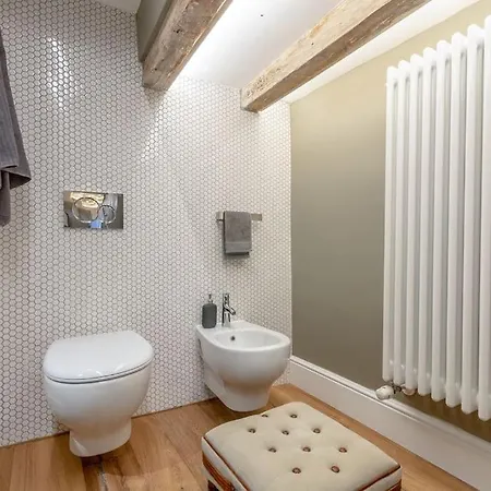 Palazzo Dei Signori Luxury Design Loft Apt With View, Florence Apartment *